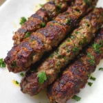Brochettes de kefta à la marocaine, viande hachée épicée